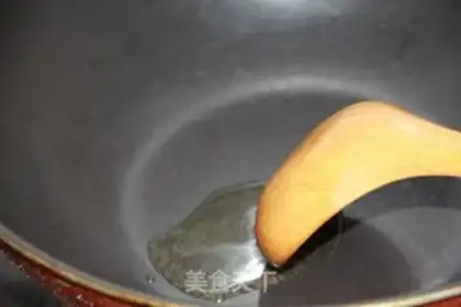 Make The green peppers are fried with meat step 1