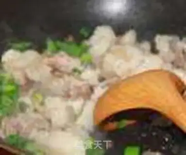 Make The green peppers are fried with meat step 2