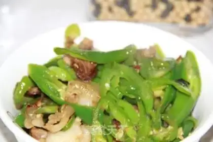 Make The green peppers are fried with meat step 5