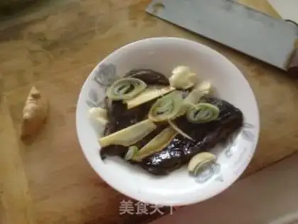 Make Onions of opium fish step 1