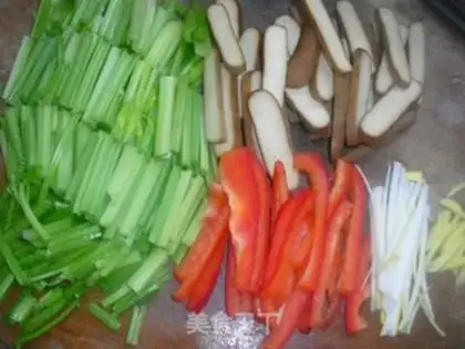 Make Celery fried beans step 1