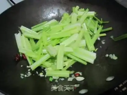 Make ♪ Dry, fried, celery ♪ step 3