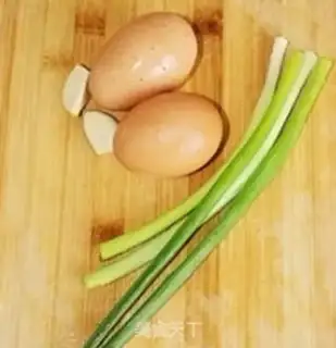 Make Golden fungus fried eggs step 1