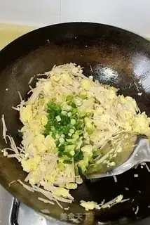 Make Golden fungus fried eggs step 11