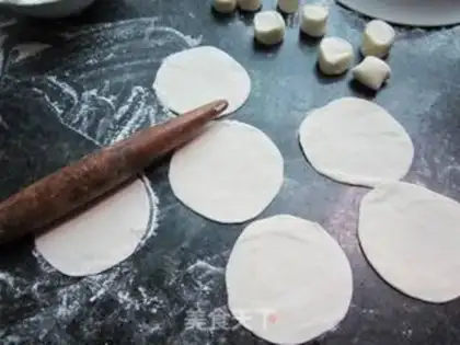 Make Fried pig oil dumplings step 2