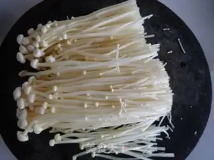 Make Red-oiled needle mushrooms step 1