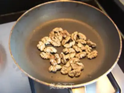 Make walnut fried meat step 3