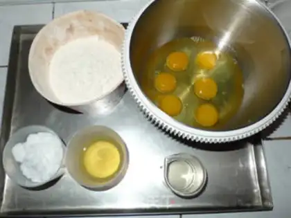 Make French honey sponge cake step 0
