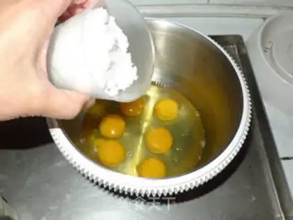 Make French honey sponge cake step 1
