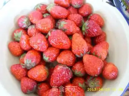 Make Homemade strawberry sauce step 0