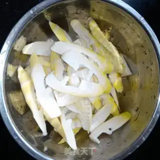 Make Red-hot beef noodles step 1