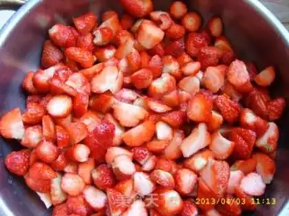 Make Homemade strawberry sauce step 1