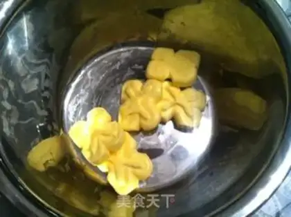 Make Gold coconut ball step 1