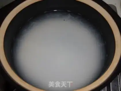 Make Porridge of white fruit and berry step 0