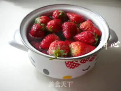 Make Fresh strawberry juice step 1