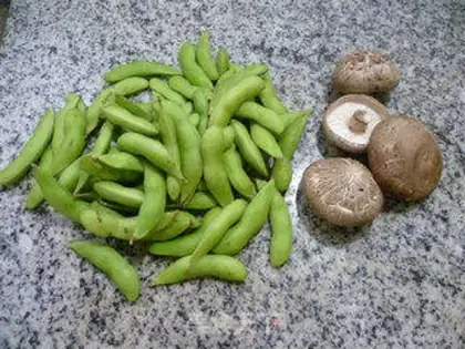 Make Snow mushrooms, fried beans step 0