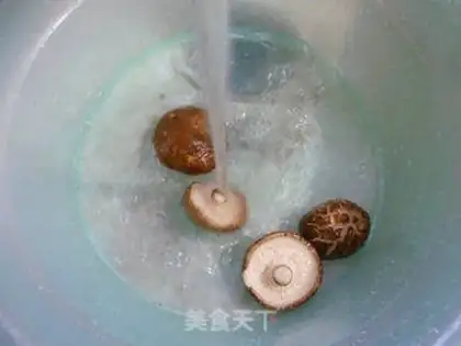 Make Snow mushrooms, fried beans step 3