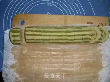 Make caterpillar cake roll step 15