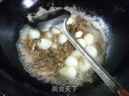 Make Scrambled quail eggs step 6