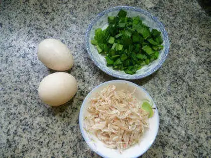 Make Shrimp skin fried eggs step 0