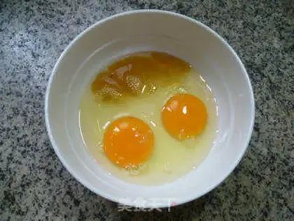 Make Shrimp skin fried eggs step 1