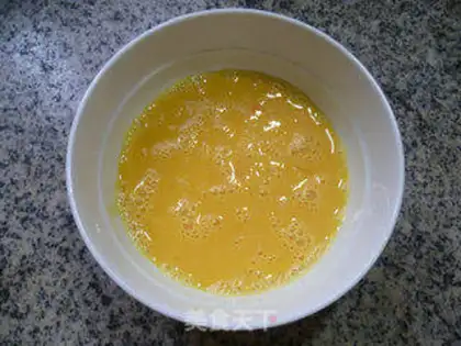 Make Shrimp skin fried eggs step 2