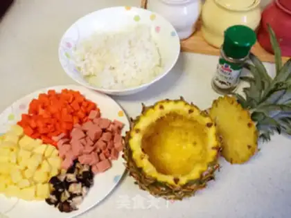 Make Pineapple rice step 1