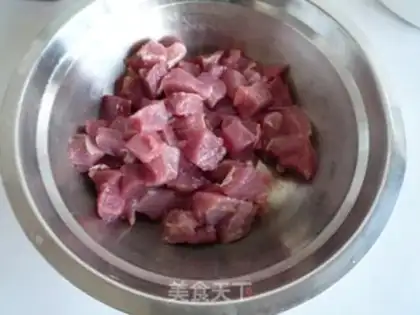 Make Black pepper toothpick beef step 1
