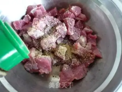 Make Black pepper toothpick beef step 2