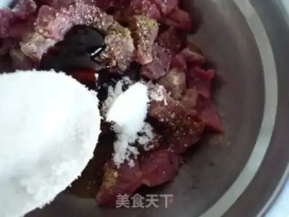 Make Black pepper toothpick beef step 4