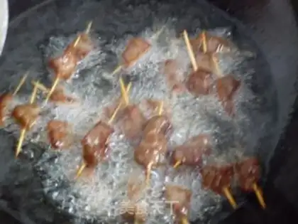 Make Black pepper toothpick beef step 13