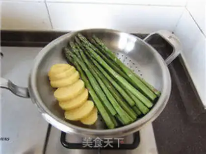 Make Salmon soup step 1