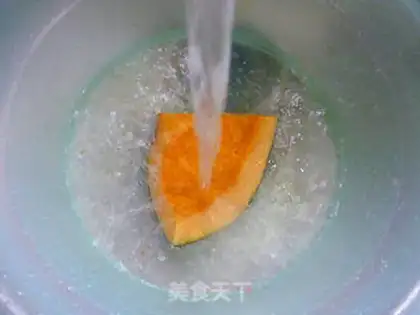 Make Shrimp skin fried Japanese pumpkins step 1