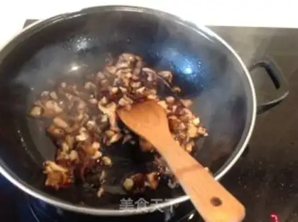 Make Frozen spicy noodles step 2
