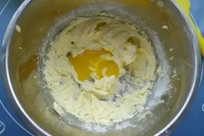 Make Three-coloured Twinkies step 1