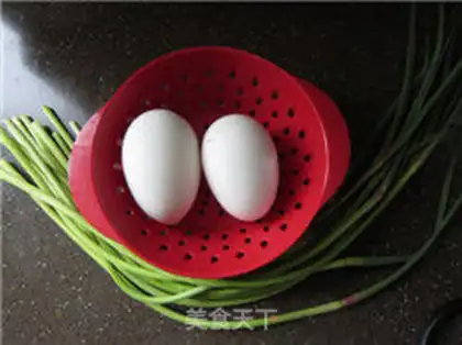 Make Goose eggs and garlic step 0
