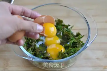 Make Pyramid fried eggs step 1