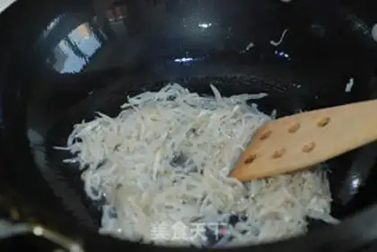 Make Spicy silver fish dry step 3