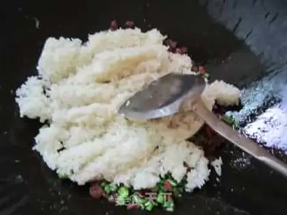 Make Delicious egg fried rice step 5