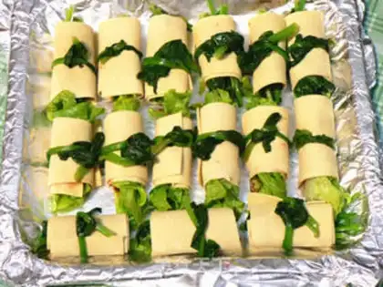 Make Baked vegetable bean rolls step 0