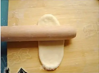 Make Milk embroidery bread step 5