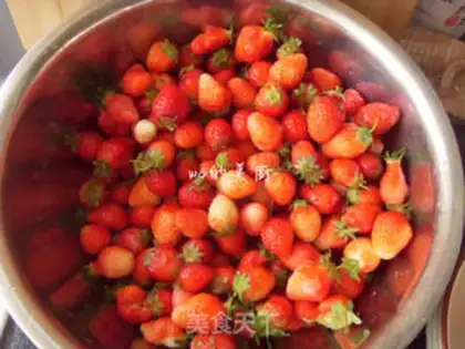 Make Homemade strawberry sauce step 0