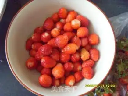 Make Homemade strawberry sauce step 1