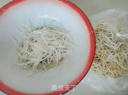 Make The bean sprouts step 0