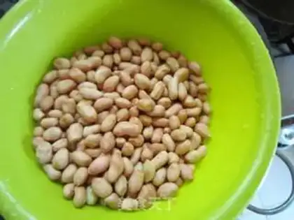 Make Piggy-hand peanut stew step 2