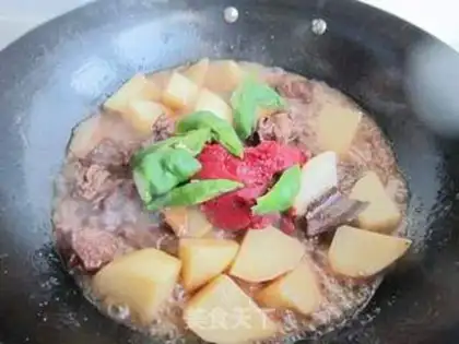 Make Tomato sauce, potato beef step 10