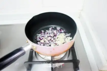 Make Spanish seafood step 1