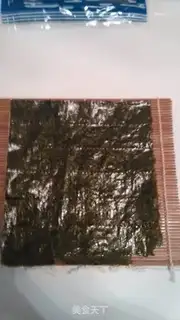 Make Sushi cherry blossoms and flying fish sushi step 1