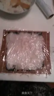 Make Sushi cherry blossoms and flying fish sushi step 3