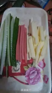 Make Sushi cherry blossoms and flying fish sushi step 5